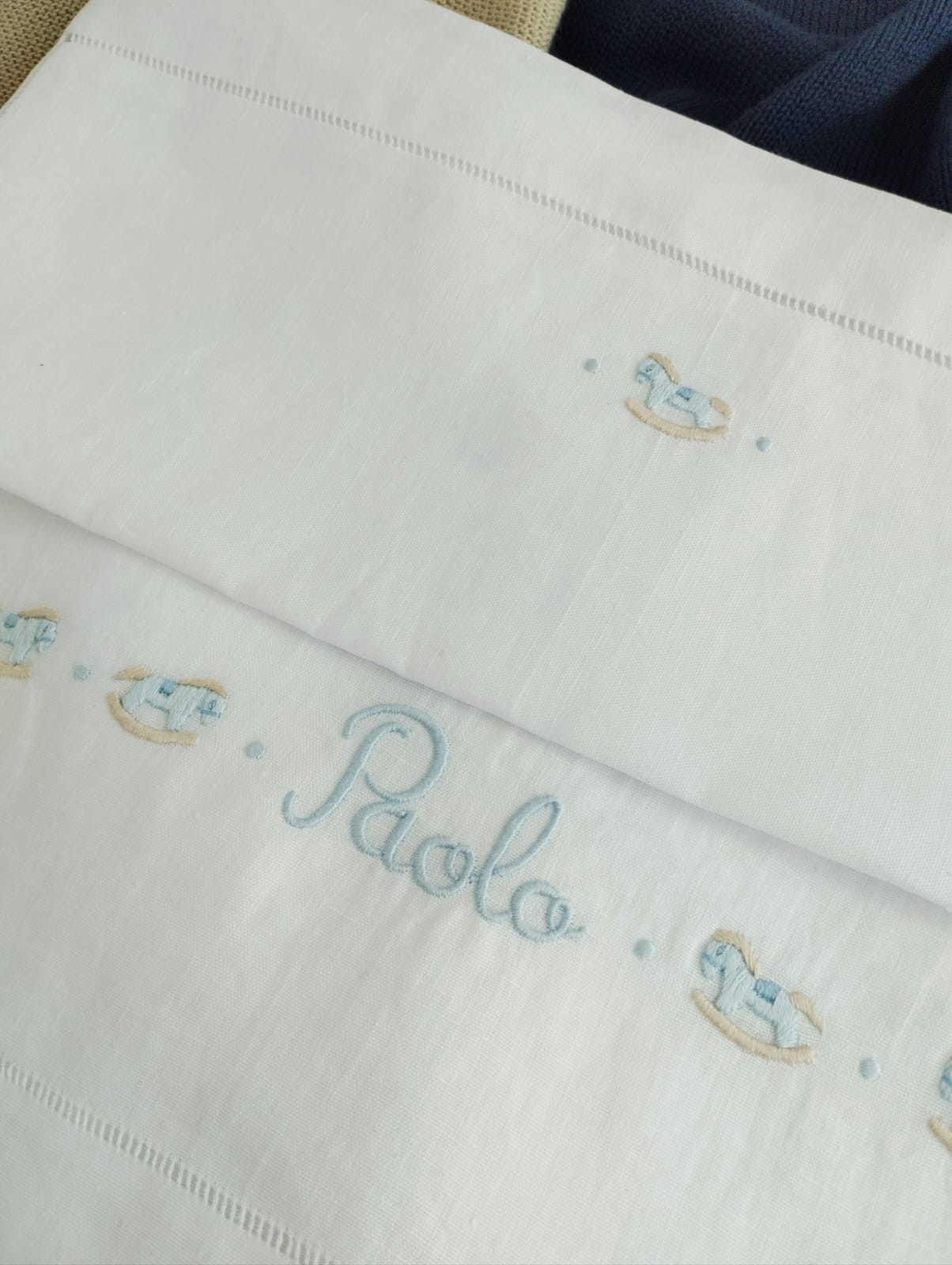 Lenzuolino bianco con nome e cavalli a dondolo