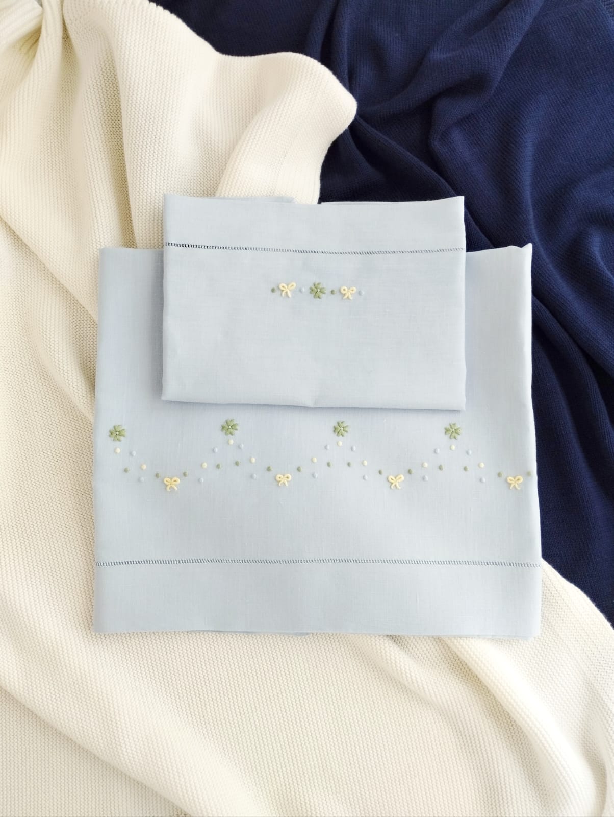 Lenzuolino celeste con fiocchi  e quadrifoglio