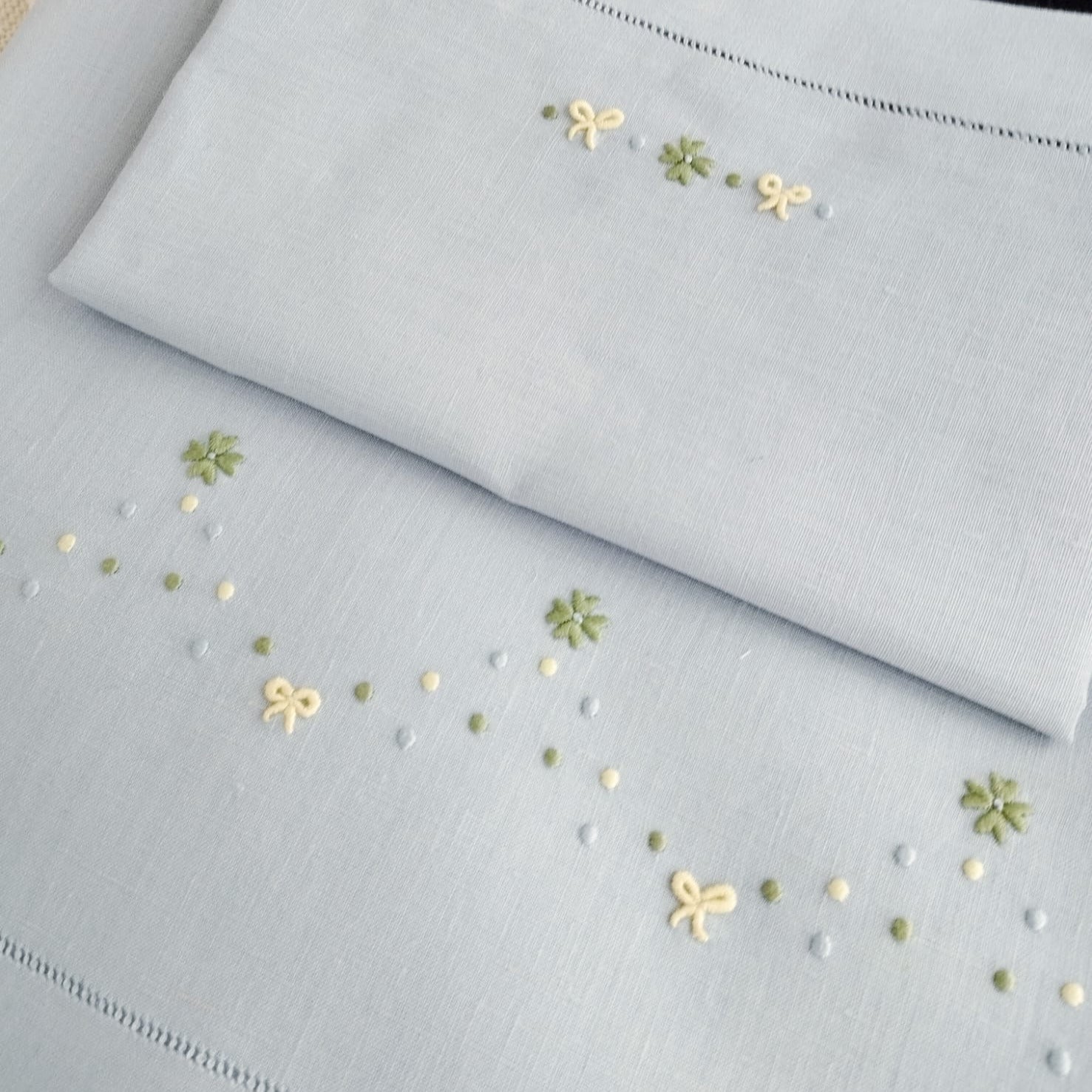 Lenzuolino celeste con fiocchi  e quadrifoglio