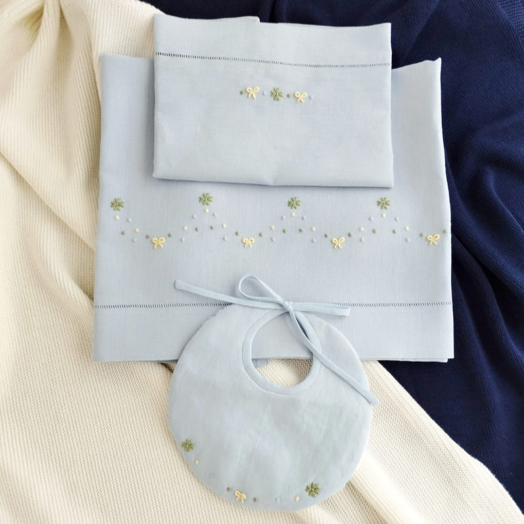 Lenzuolino celeste con fiocchi  e quadrifoglio