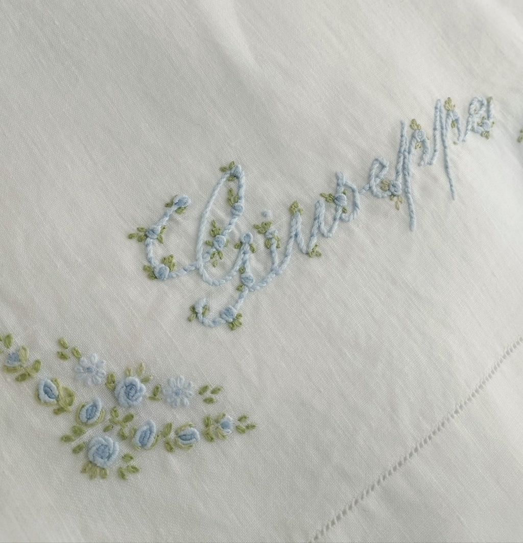 Lenzuolino con nome e roselline punto vapore celeste