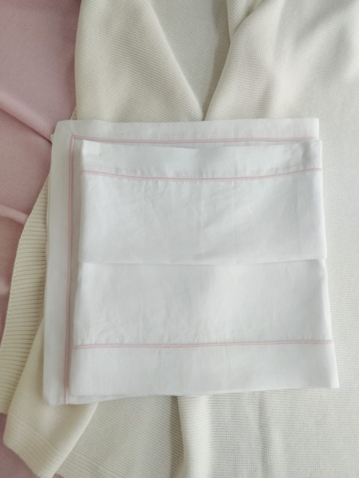 Lenzuolino con profili rosa