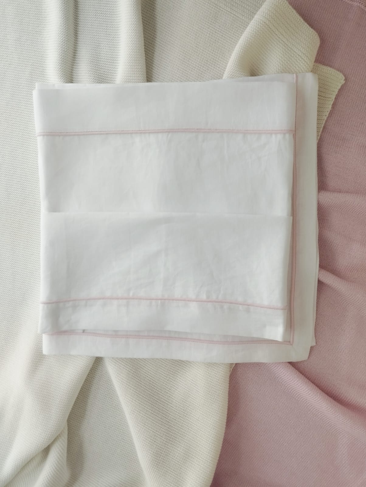 Lenzuolino con profili rosa