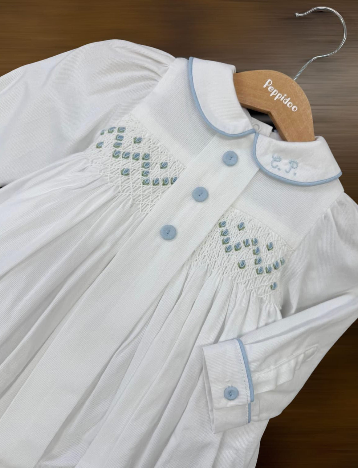 Pagliaccetto Battesimale con punto smock e boccioli di rosa