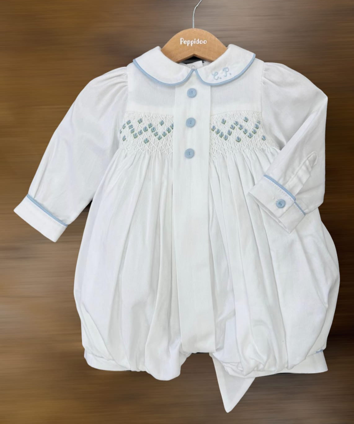 Pagliaccetto Battesimale con punto smock e boccioli di rosa