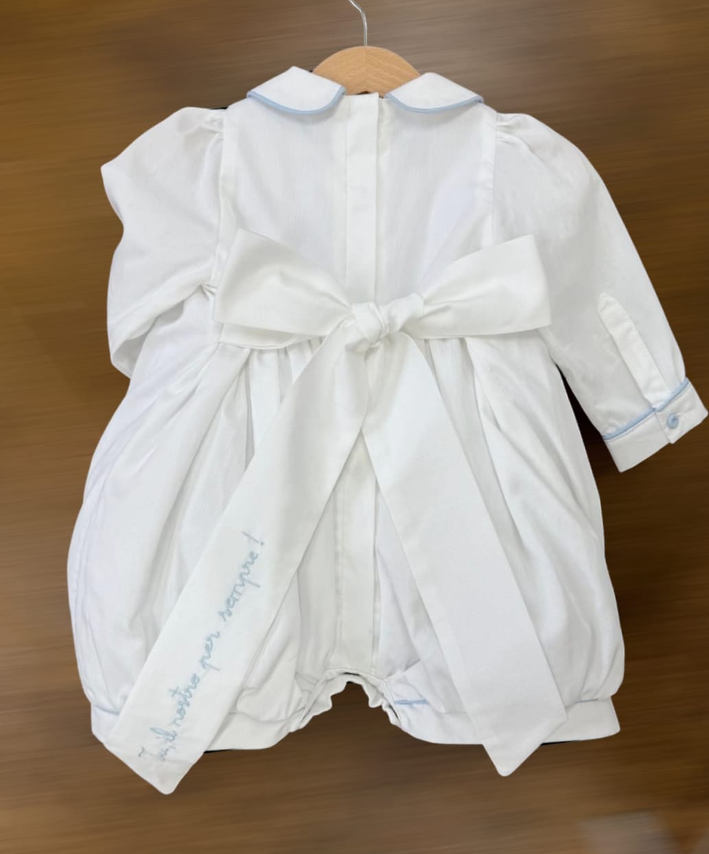 Pagliaccetto Battesimale con punto smock e boccioli di rosa