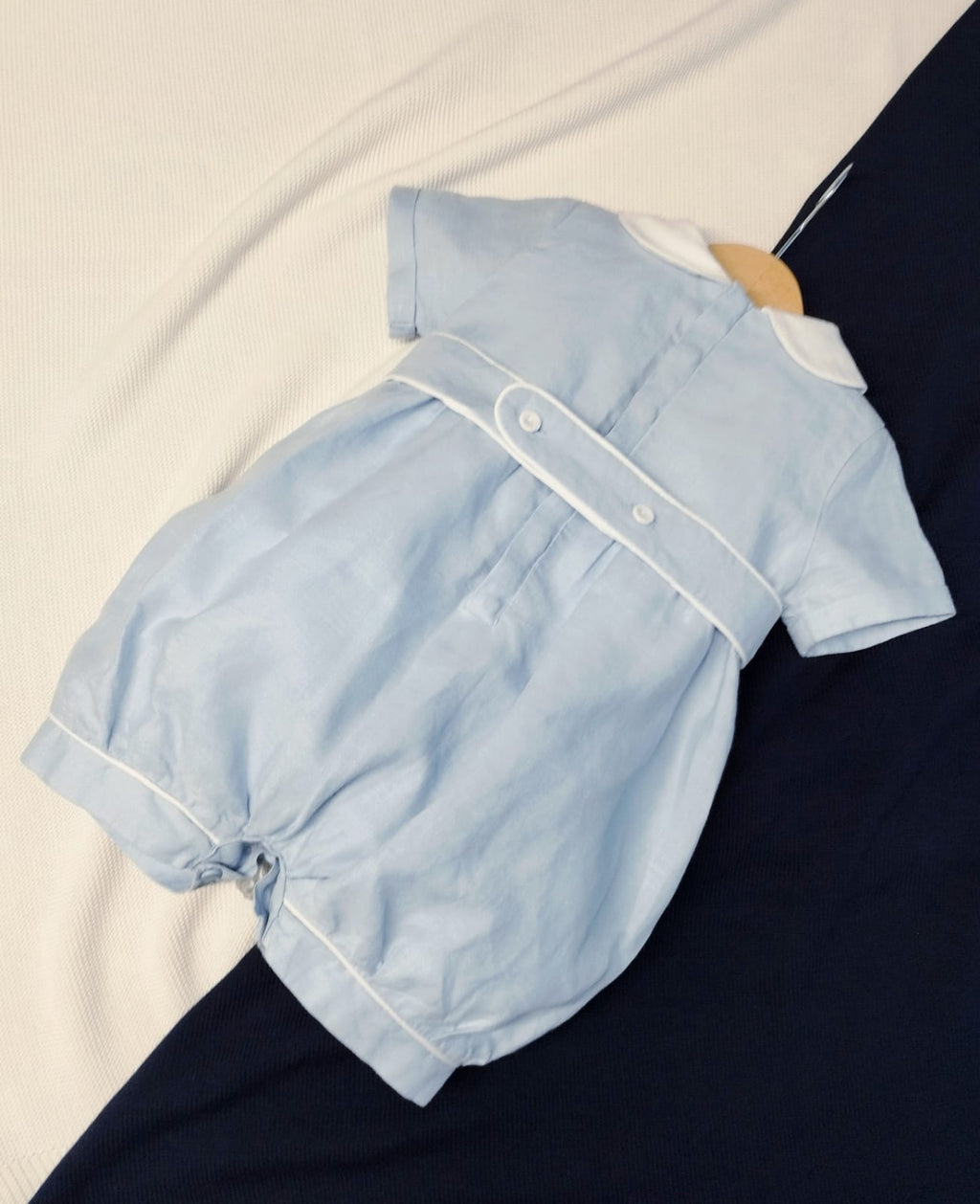 Pagliaccetto Battesimale in lino con punto smock e profili a contrasto