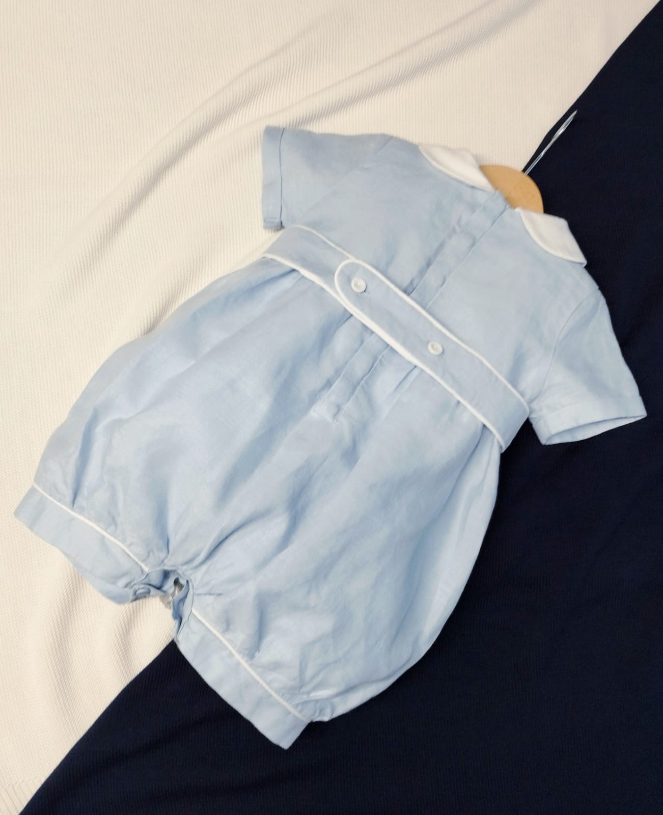 Pagliaccetto Battesimale in lino con punto smock e profili a contrasto