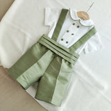 Pantaloni con bretelle completi di camicia