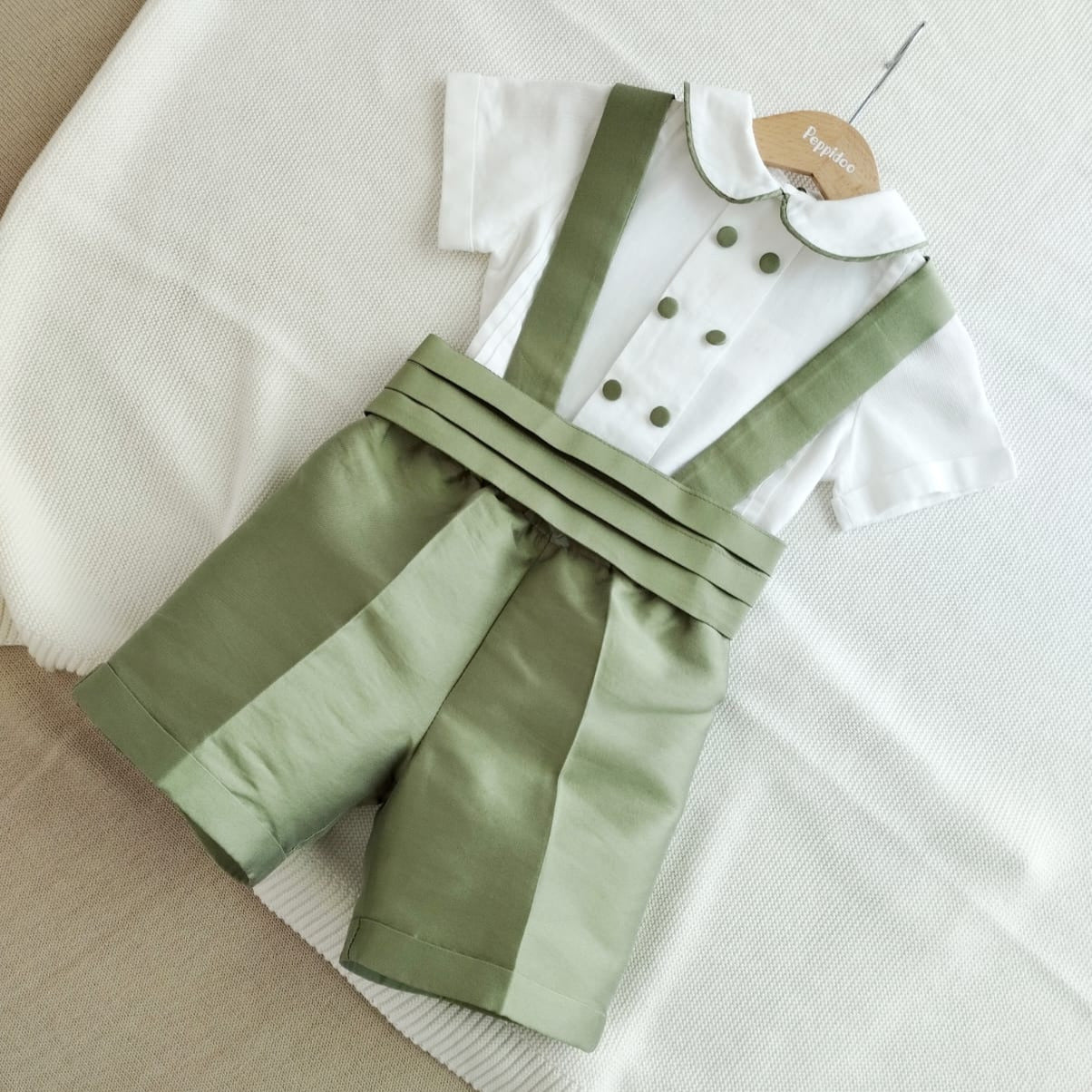 Pantaloni con bretelle completi di camicia