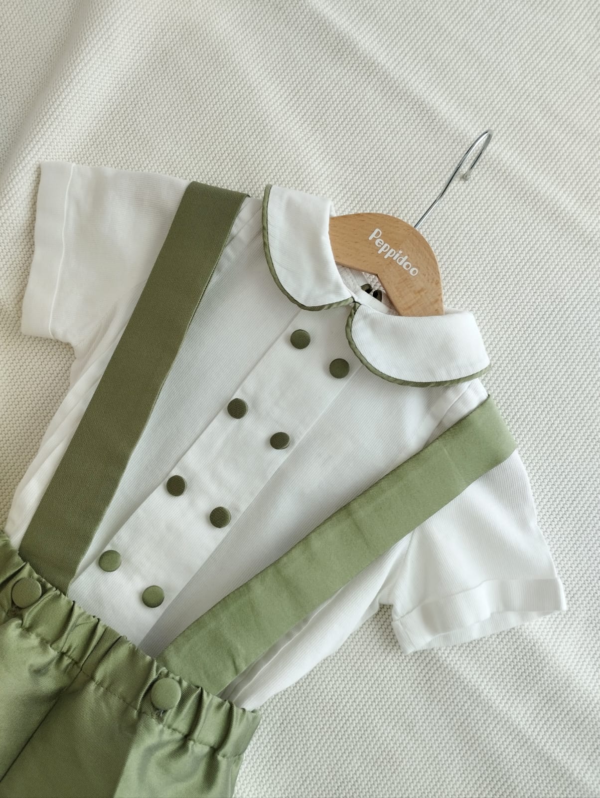 Pantaloni con bretelle completi di camicia