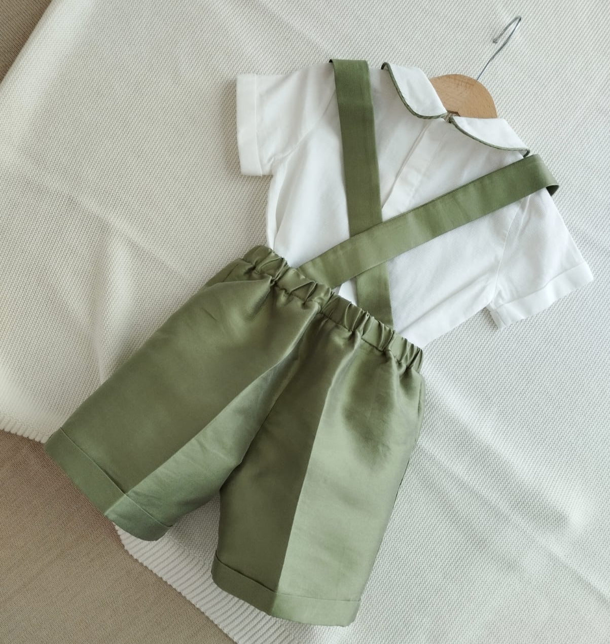 Pantaloni con bretelle completi di camicia