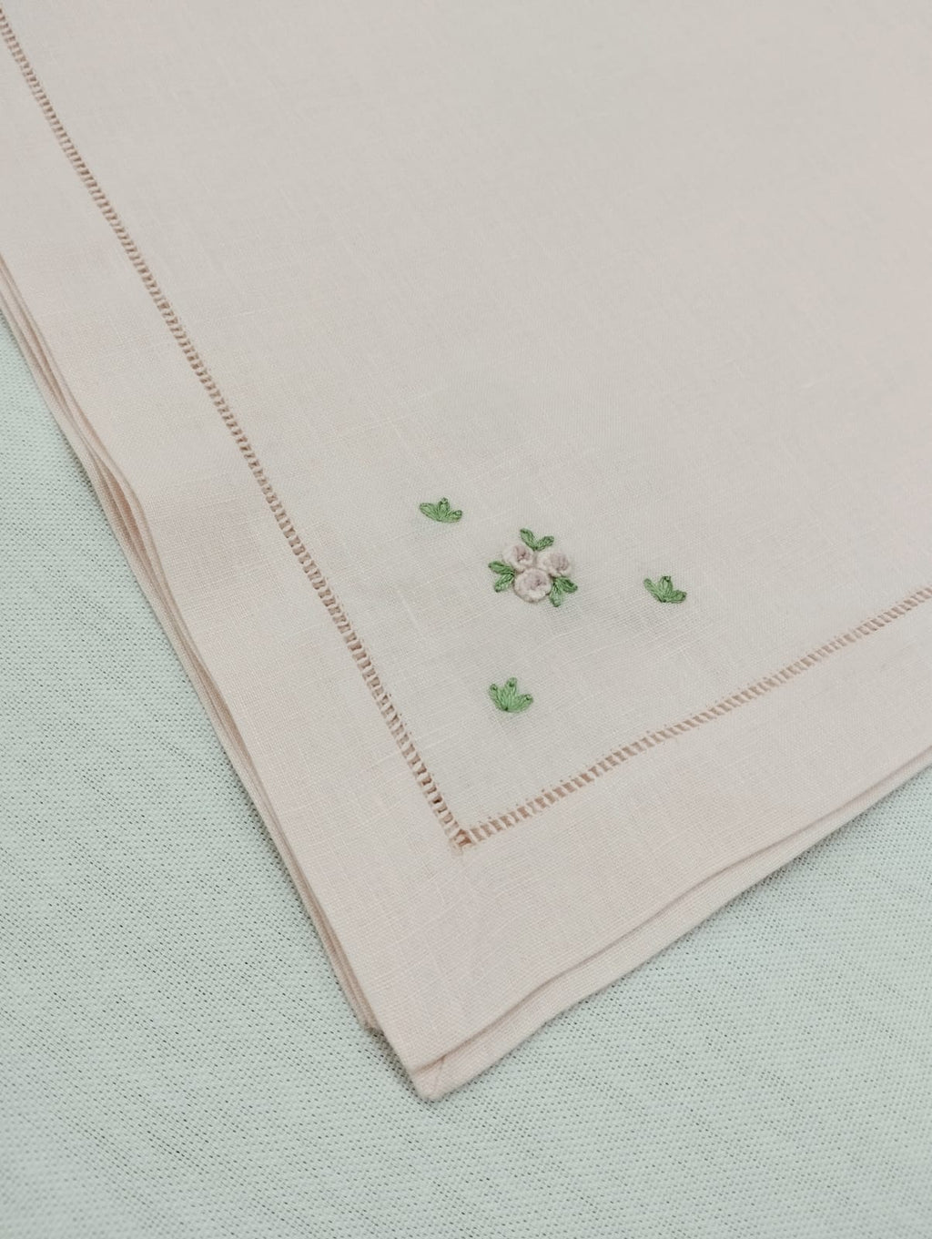 Quadrotto in lino rosa con ricamo rose