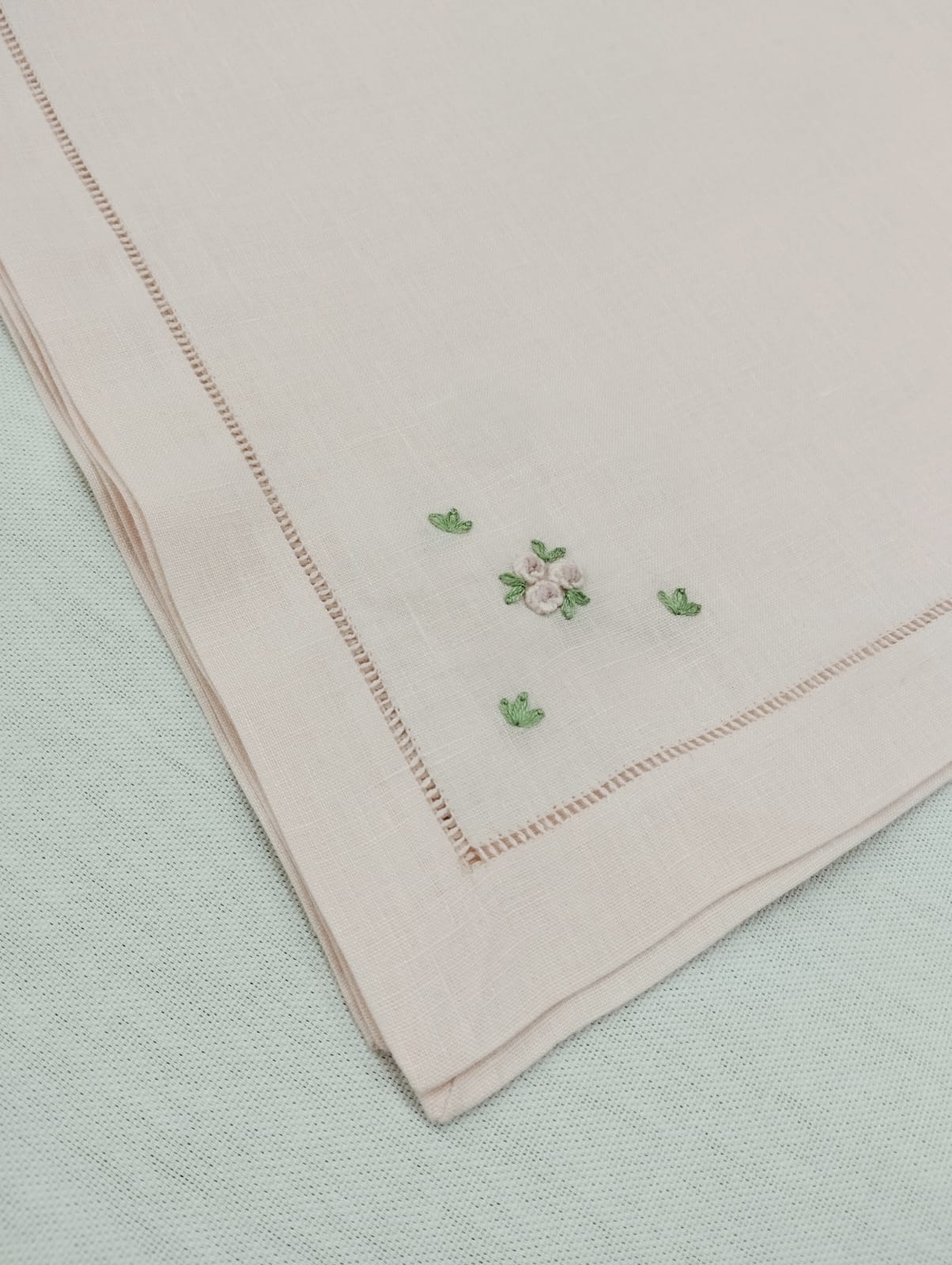 Quadrotto in lino rosa con ricamo rose
