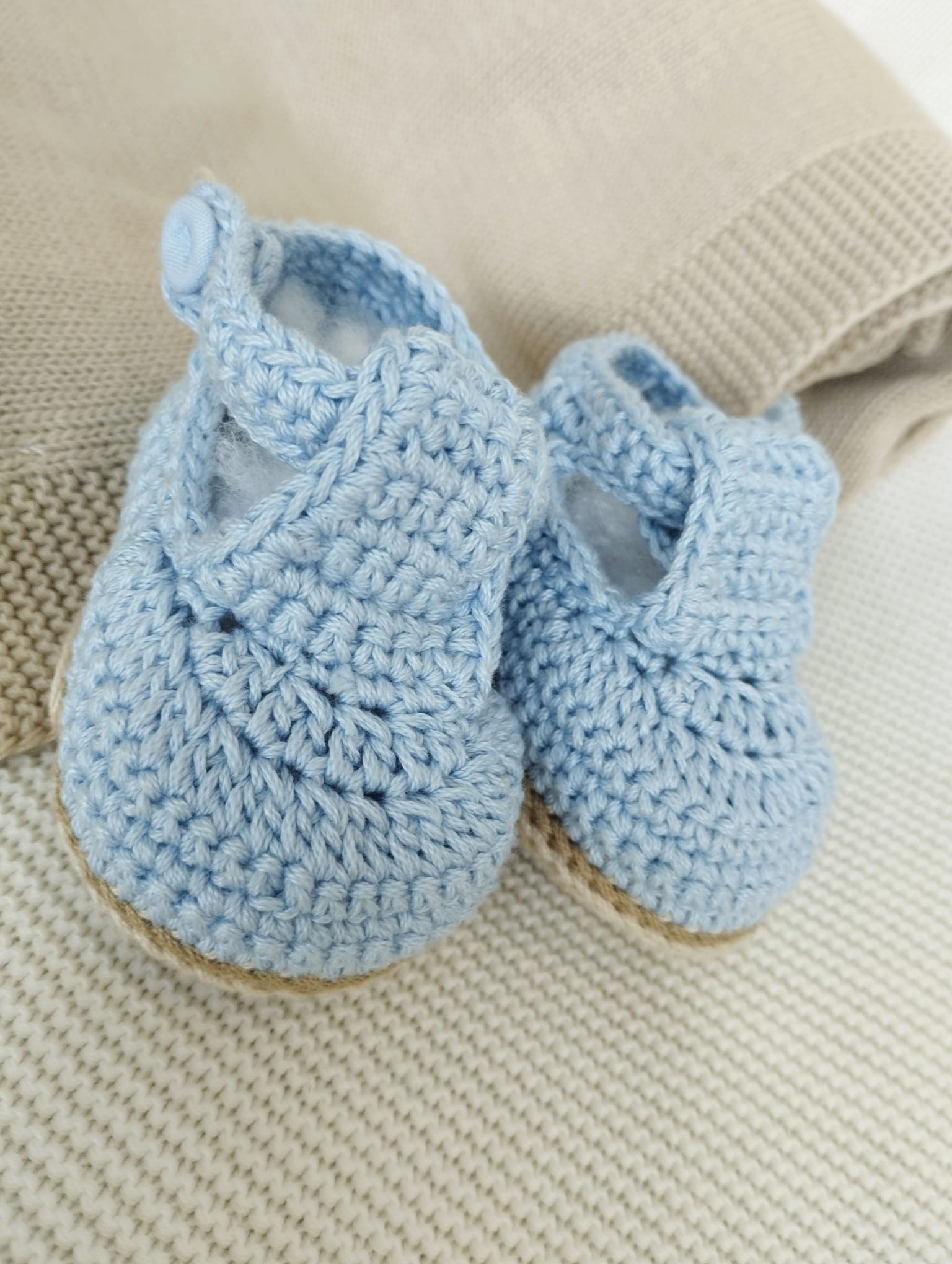 Scarpine all'uncinetto celeste