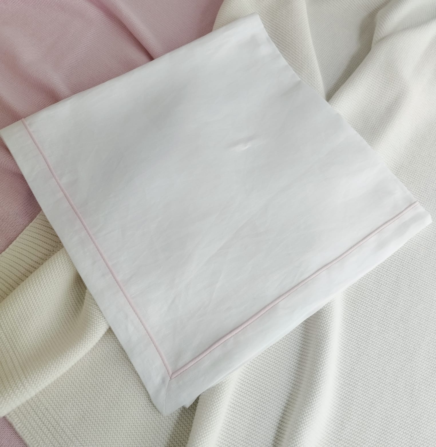 Quadrotto in lino bianco con profilo rosa