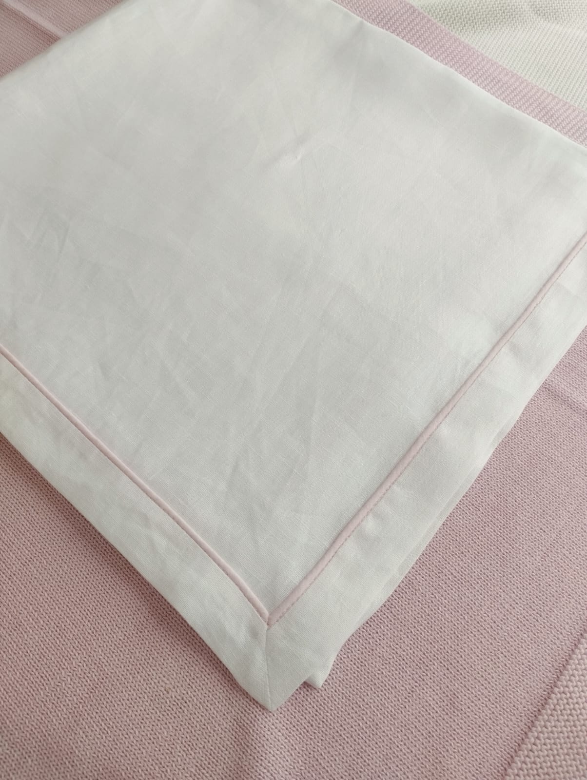 Quadrotto in lino bianco con profilo rosa