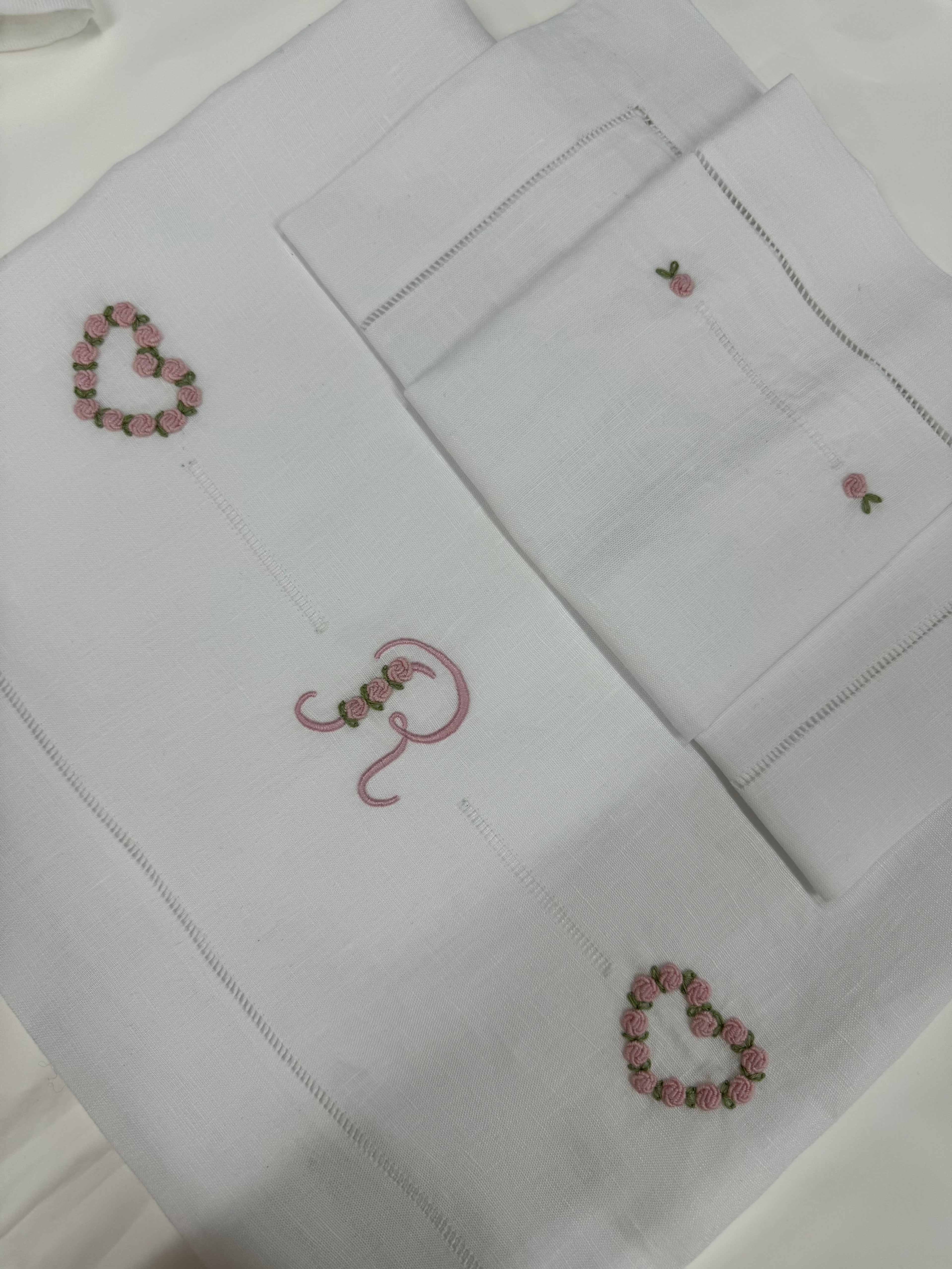 Lenzuolino con iniziale e cuori ricamato