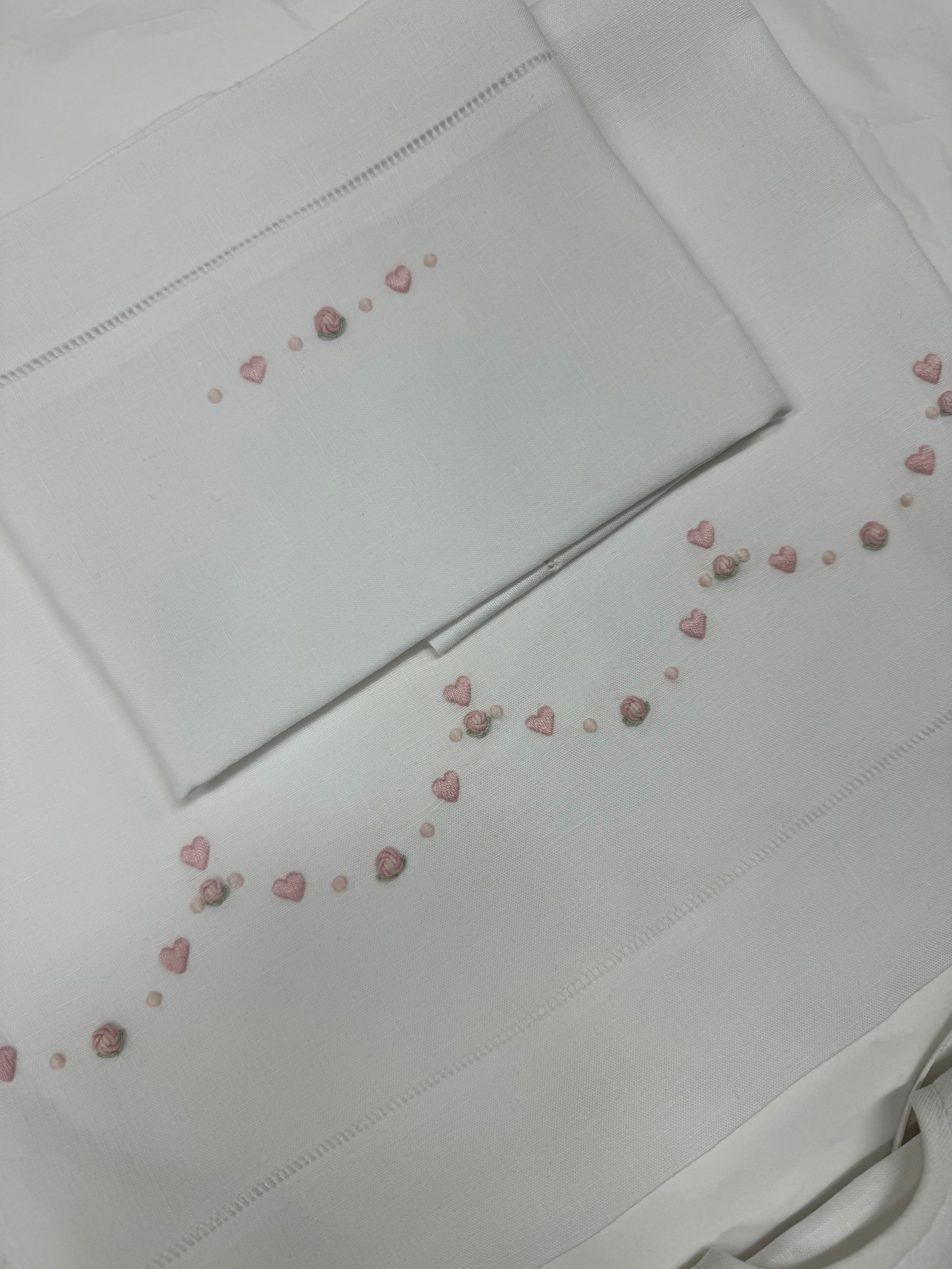 Lenzuolino con rose  e cuori ricamato
