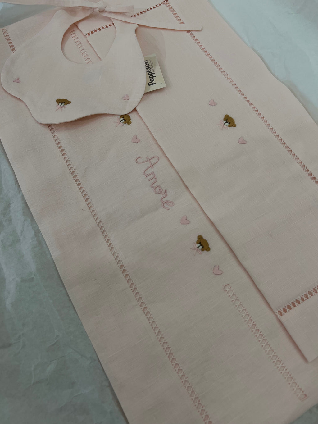 Lenzuolino rosa con orsetti ricamati