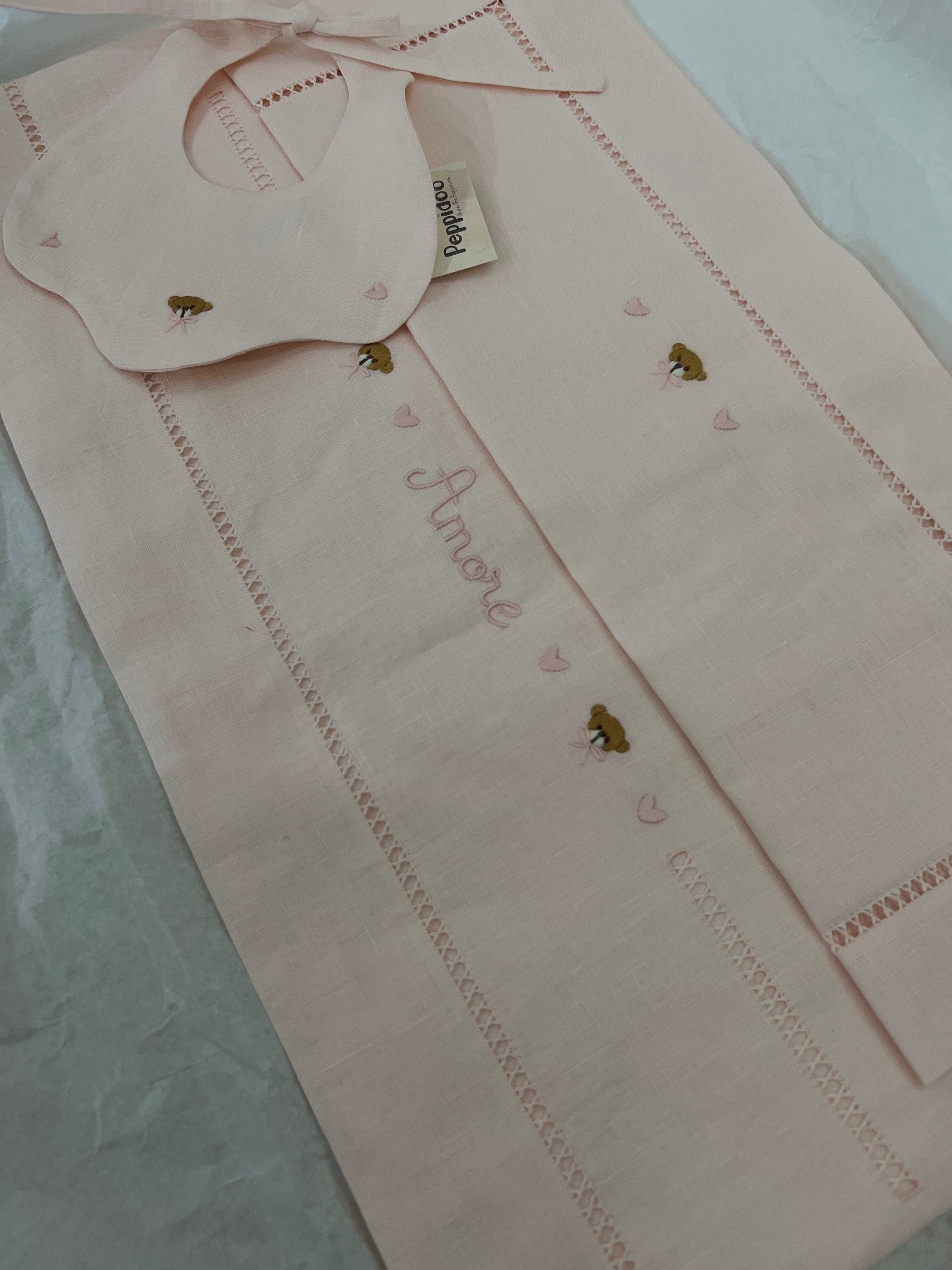 Lenzuolino rosa con orsetti ricamati